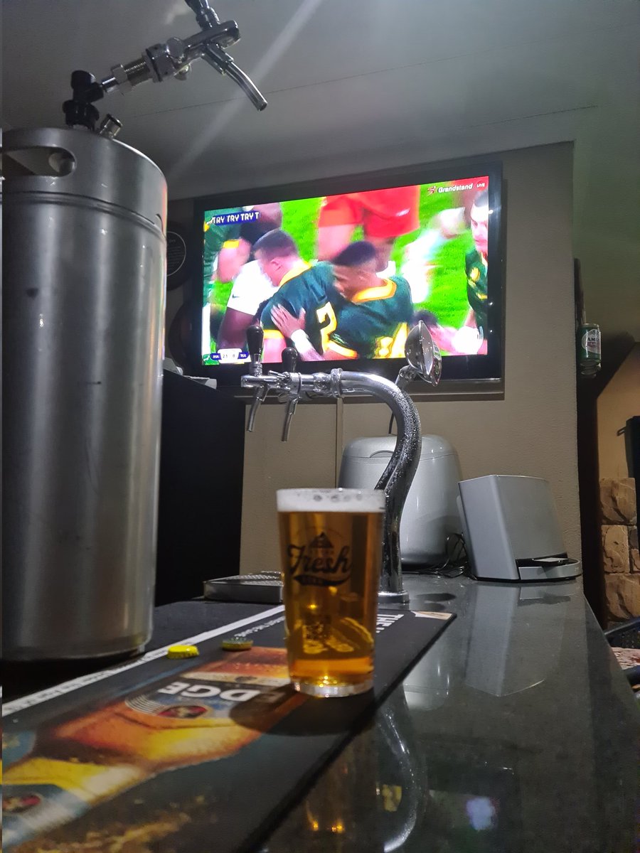 craftbeer_sa's tweet photo. Well Done to the #Spingboks on their first half performance. #craftbeersa #madgiant #lager.🥳🥳🥳 #craftbeerlover https://t.co/xPDLMxVO5O