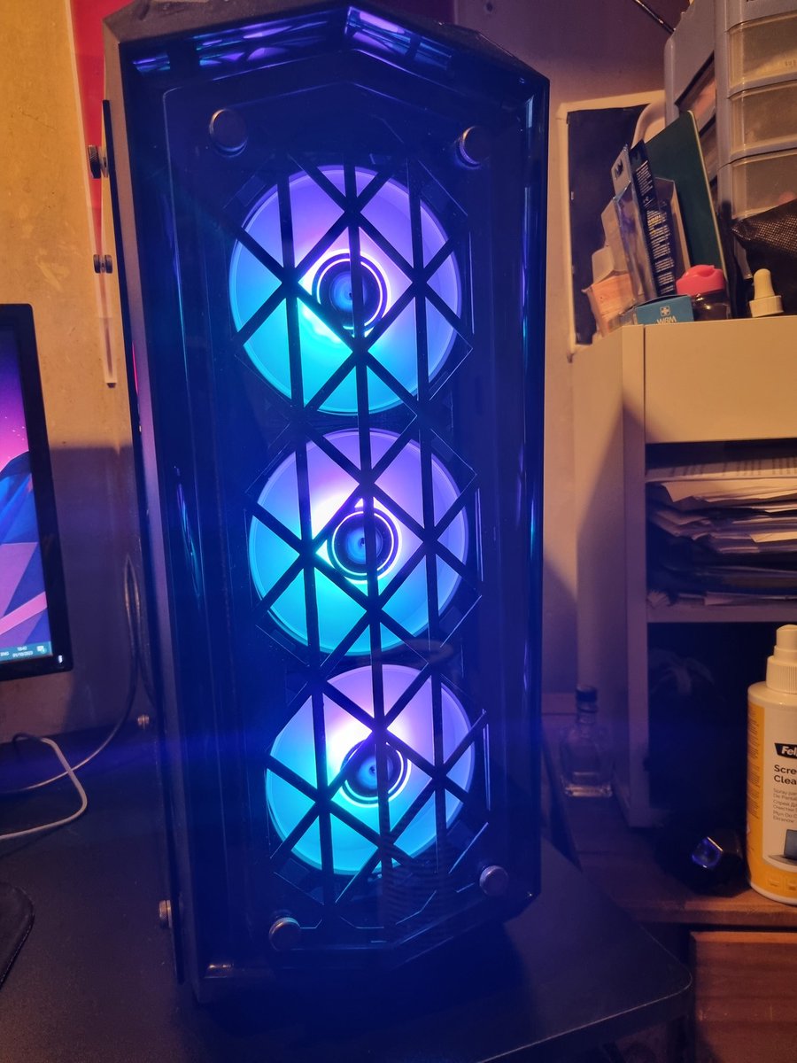 _jadebat's tweet image. installed new fans and worked out how to customise the rgb, feeling like a champ rn