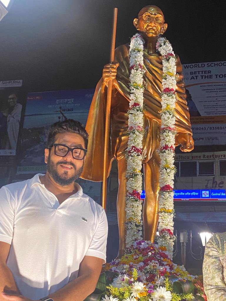 town_chhatra's tweet photo. आज गांधी जयंती के शुभ अवसर पर हमारे माननीय विधायक श्री राज चक्रवर्ती जी द्वारा बैरकपुर के ऐतिहासिक स्थान - चिड़िया मोड़ पर हमारे राष्ट्रपिता "श्री महात्मा गांधी" की एक भव्य प्रतिमा का अनावरण किया गया।
@MamataOfficial @abhishekaitc @iamrajchoco https://t.co/KF673XHwSP