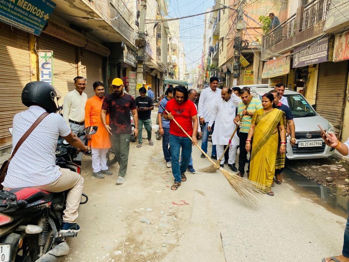 parveench4bjp's tweet photo. PM श्री @narendramodi जी के आह्वान 1 तारीख,1 घंटा,एक साथ,स्वच्छता ही सेवा के संकल्प के साथ बुराड़ी मंडल में अध्यक्ष दिनेश त्यागी जी, पार्षद अनिल त्यागी जी के साथ स्वच्छता अभियान में श्रमदान!
@PavanRanaRSS
@Virend_Sachdeva @ManojTiwariMP
@gajainderYDVBJP @rohitTeamBJP @poonambjpNE https://t.co/TmcoHFA6Oz