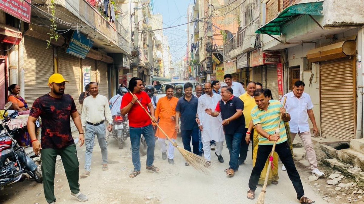 parveench4bjp's tweet photo. PM श्री @narendramodi जी के आह्वान 1 तारीख,1 घंटा,एक साथ,स्वच्छता ही सेवा के संकल्प के साथ बुराड़ी मंडल में अध्यक्ष दिनेश त्यागी जी, पार्षद अनिल त्यागी जी के साथ स्वच्छता अभियान में श्रमदान!
@PavanRanaRSS
@Virend_Sachdeva @ManojTiwariMP
@gajainderYDVBJP @rohitTeamBJP @poonambjpNE https://t.co/TmcoHFA6Oz