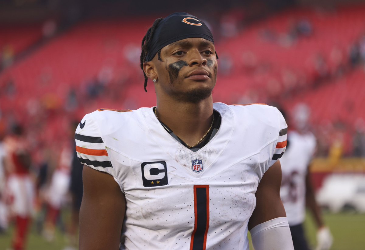 crow2x's tweet photo. Justin fields in potential game winning drives throughout 30 starts:

30/62
80 Yards
0 TDs
6 INTs
3 Fumbles https://t.co/zqLCfid4QL
