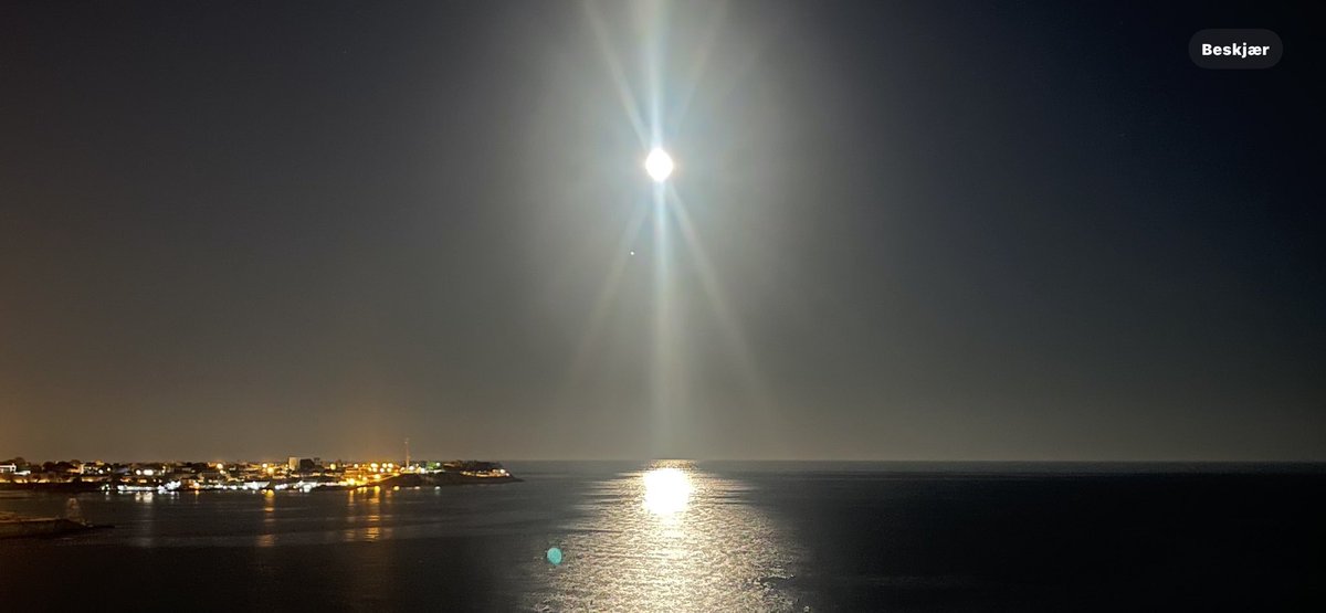 Strindberg77's tweet image. Fra La Zenia - hva er det for en stjerne under månen her? Kommer ikke opp i min app star map.. #stjerne #spania