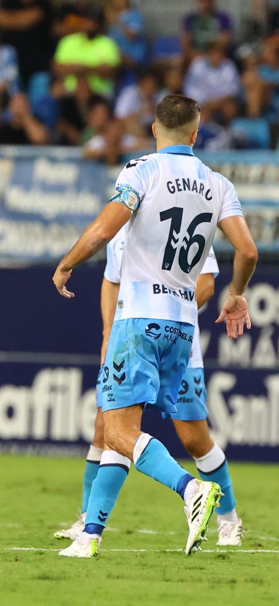 tjcope's tweet photo. 😍 Genaro, capitán del @MalagaCF, con el brazalete de Pepe Domingo Castaño

🎨 Lo ha hecho @joseluispuche

🤩 Solo podemos decir...GRACIAS

📸 @carlitosmlg https://t.co/8LLi6zM4id