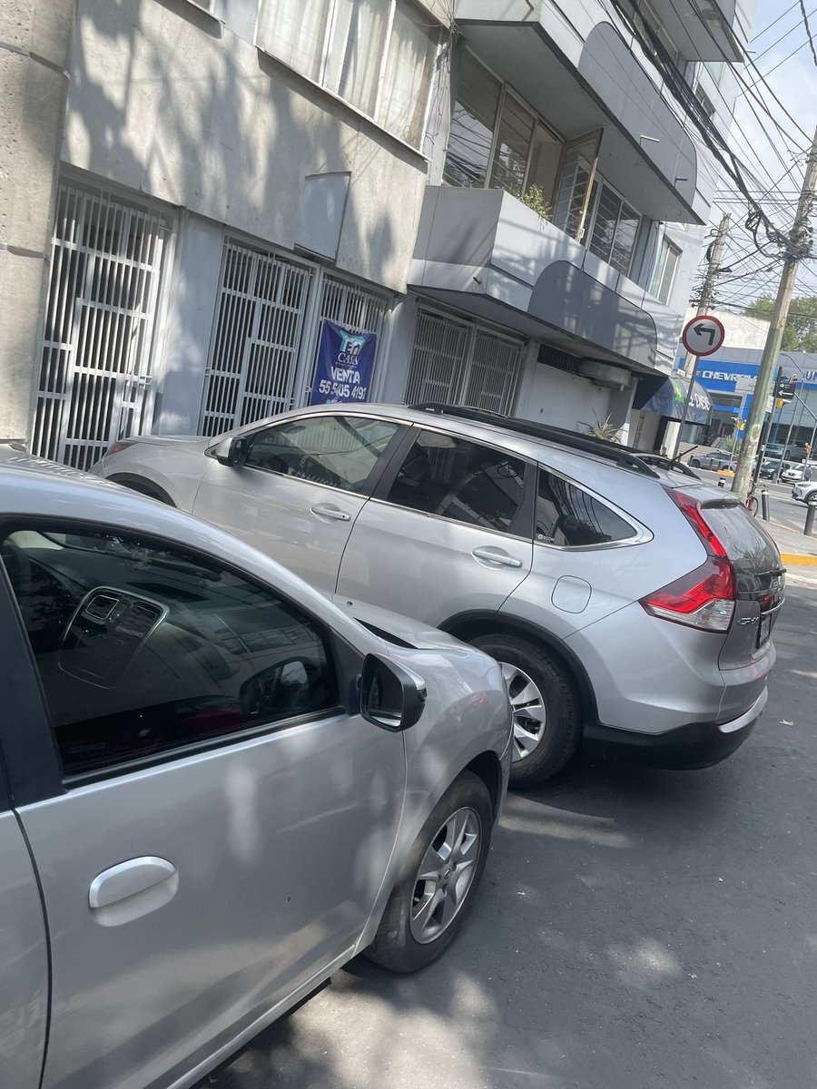 Minna05's tweet photo. @OVIALCDMX @BJAlcaldia Así las cosas en domingo, teniendo un estacionamiento enfrente, prefiere obstruir la banqueta. https://t.co/ehFPy0pMB5