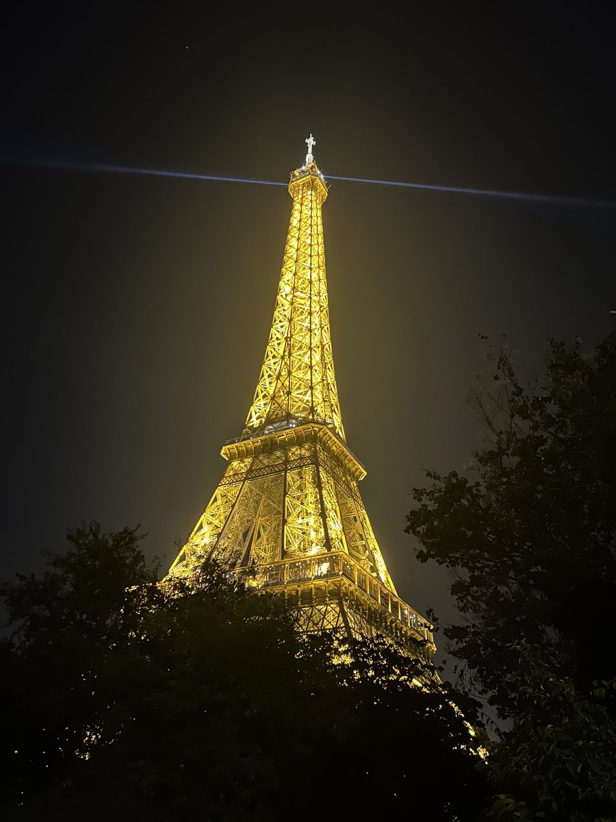 LaMalice75's tweet photo. PTDRRRRR LA TOUR EIFFEL C UNE FRAUDE OUUUUUUU #toureiffel #rose #paris #eiffeltower https://t.co/Di39uXhivi