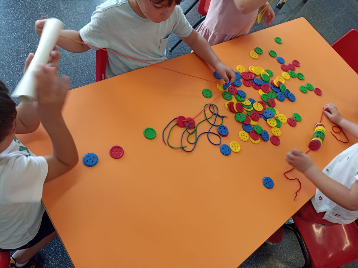 SantNicolau's tweet photo. Per acabar la setmana els alumnes d' #I4SN vam fer racons! Ens encanten!

#escola #sabadell #educacióinfantil https://t.co/y187uMxSr1