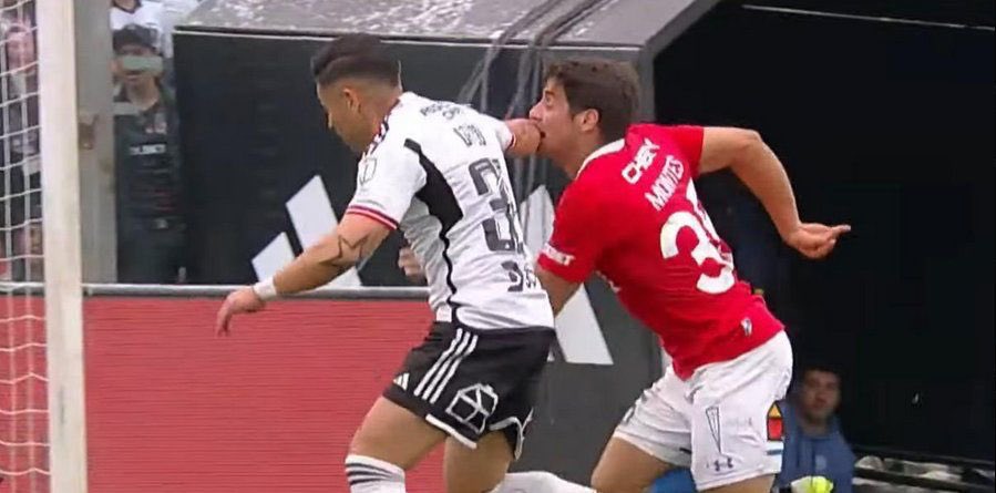 marcelismo26's tweet photo. todo Chile presencio uno de los robos mas grandes del fútbol chileno. Penalazo no cobrado, roja mal sacada y once minutos de agregado. Eternos Regalones jugando contra 12 es imposible ganar. https://t.co/lcMbAHBnG6