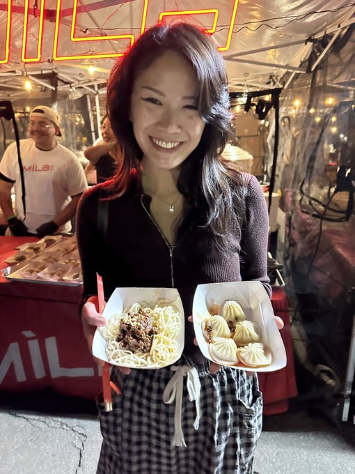 🍜 or 🥟? https://t.co/1ULBb1ku7L