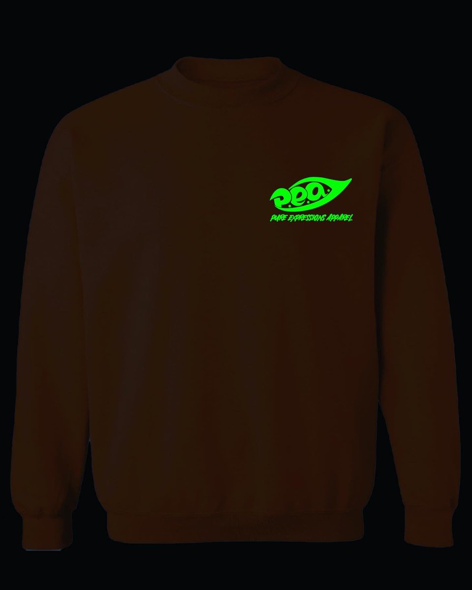 PEAapparel's tweet image. NEW MERCH ALERT!!!
Puff Print Original White PEA logo pullover sweater. Logo glows in dark our signature color green!! Fall weather is here !!!! SWIPE OVER TO SEE HOW IT GLOWS IN THE DARK.  #pullover #pulloversweater #orange #orangeisthenewblack #sweaterweather #fallfashion