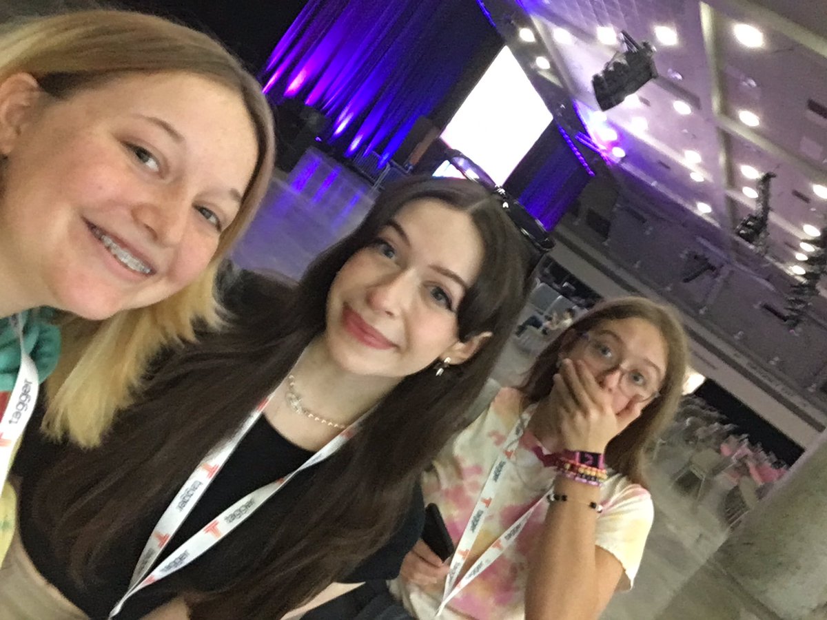 Bacchussy_ussy's tweet photo. I had a great time meeting you at #VIDCONBLT today Hannah!! Thanks for taking the time to take a selfie :) @hannahxxrose https://t.co/hew1t1tNFY