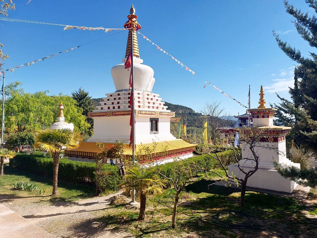 GrausTurismo's tweet photo. Templo budista @DAGSHANGKAGYU en #Panillo.
📷 IG lifeinjumper https://t.co/bykw2p2U5C