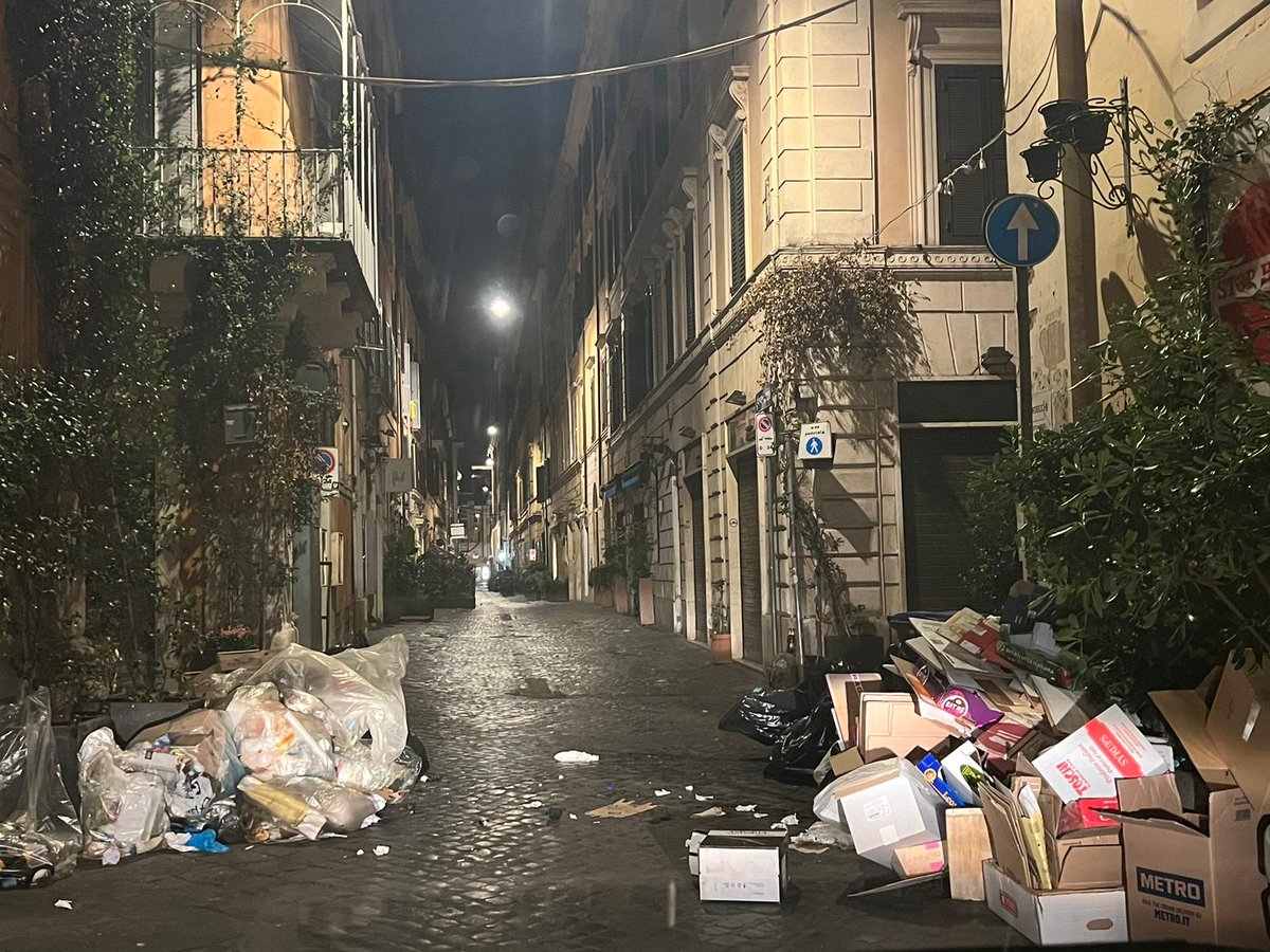Il centro storico di Roma come un’enorme discarica.
Che sia a regime o meno la nuova raccolta rifiuti per le utenze non domestiche, di spettacoli del genere ne abbiamo davvero abbastanza. Basta!
(via Belsiana angolo via della Croce, ore 3 della notte circa)
#Roma #fotodelgiorno