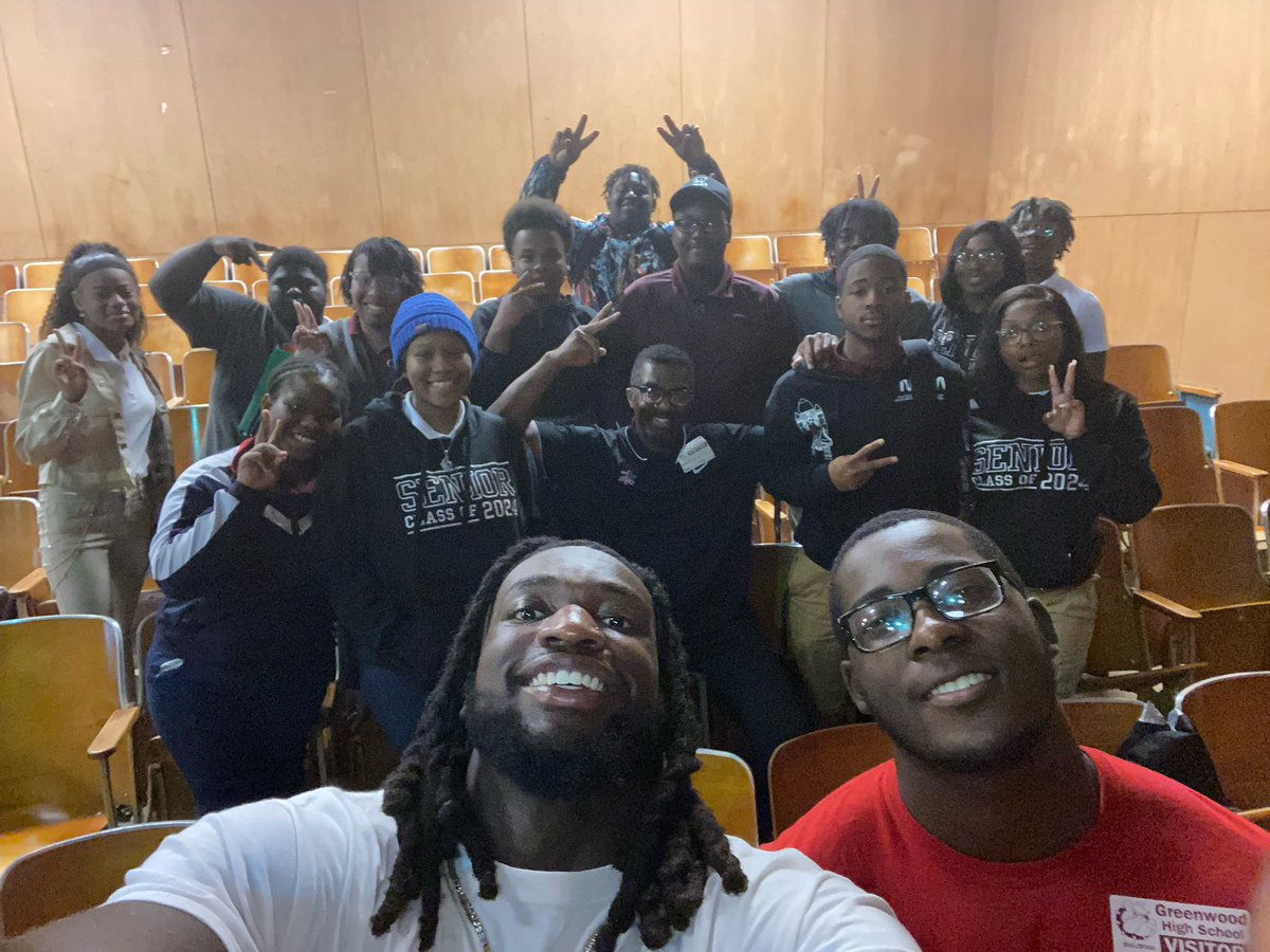 FcaMvsu's tweet photo. FCA's Valley crew, Athletes: (A.J Barham, Rickeysha White &amp; Jaydan Moulds) joining at GHS &amp; AEHS for our monthly FCA meeting today and you know it was lit!!🙏 #AIIGloryToGod  #MVSU https://t.co/Hw8ncvj0DX