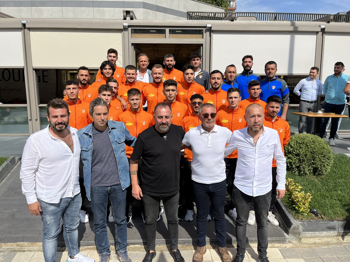 Çorluspor İşadamı İlhan Adıgüzel'in Ev Sahipliğinde Kahvaltıda Bir Araya Geldi

Yeni sezon hazırlıklarını aralıksız sürdüren ve bugün itibariyle de ilk maçına çıkacak olan Çorluspor İş Adamı İlhan Adıgüzel'in ev sahipliği yaptığı kahvaltıda buluştu.