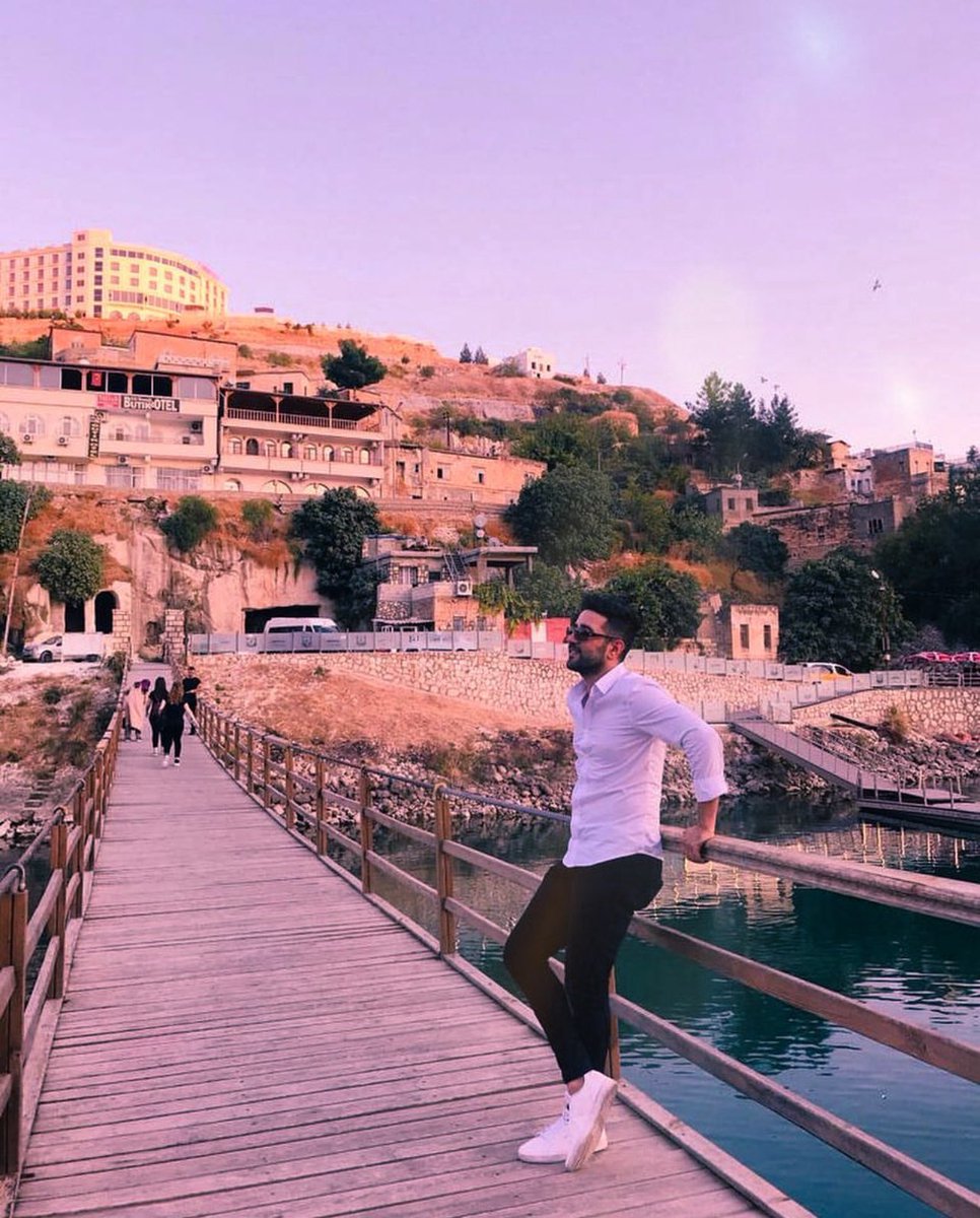 ''pek rengine aldanma felek eski felekdir,
zîrâ feleğin meşreb-i nâ-sâzı dönekdir'
Ziya Paşa

 #iyigeceler #GeceyeNotum