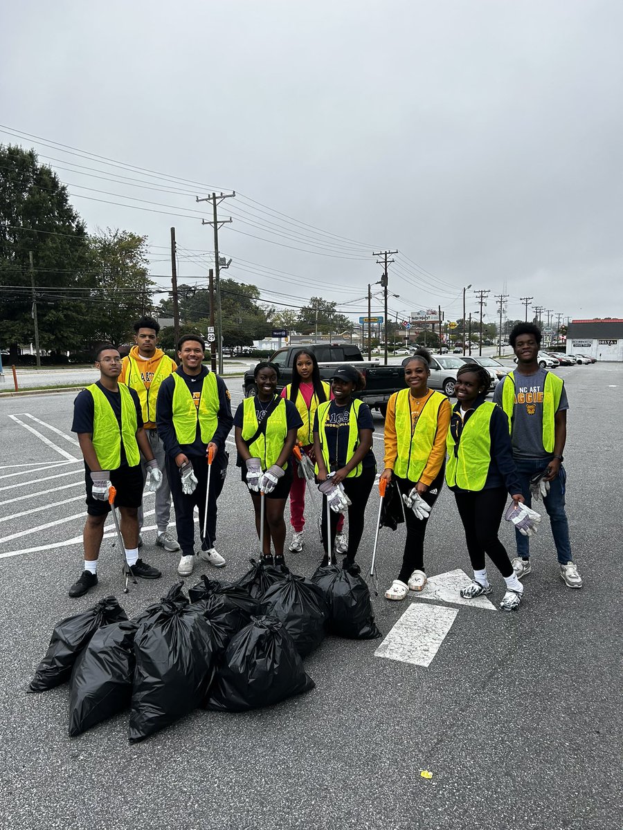 Happy Anniversary NC A&amp;T Honors College! 🎉 Honors spent the weekend of our 1 year anniversary serving the community because that’s what Honors Aggies do! 🎉
#aggiehonors #aggiesdo #ncatsuaggies @greaterGSOcropwalk