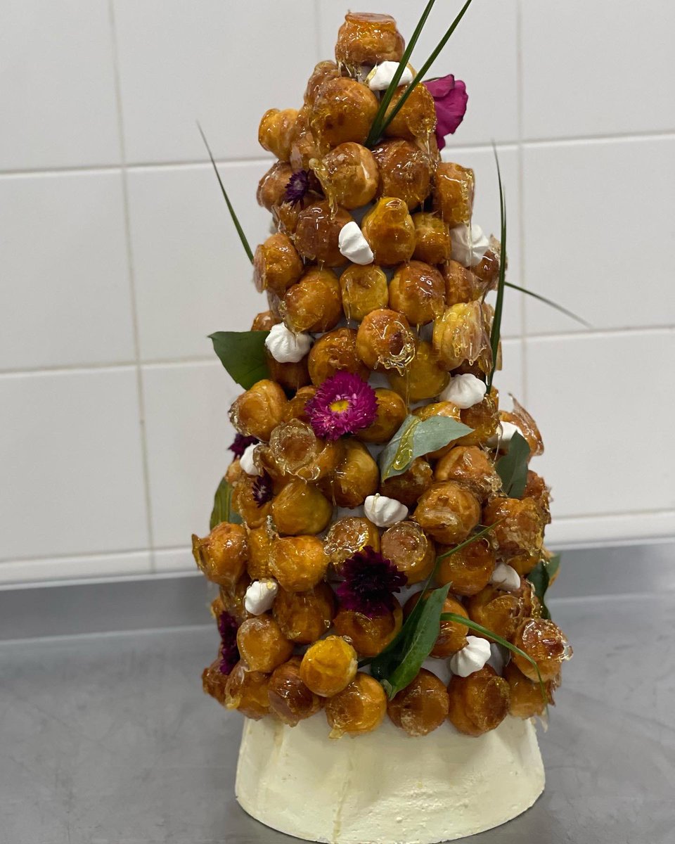 SKBAE6's tweet image. Ma dernier pièce montée 
#croquembouche
#autodidacte