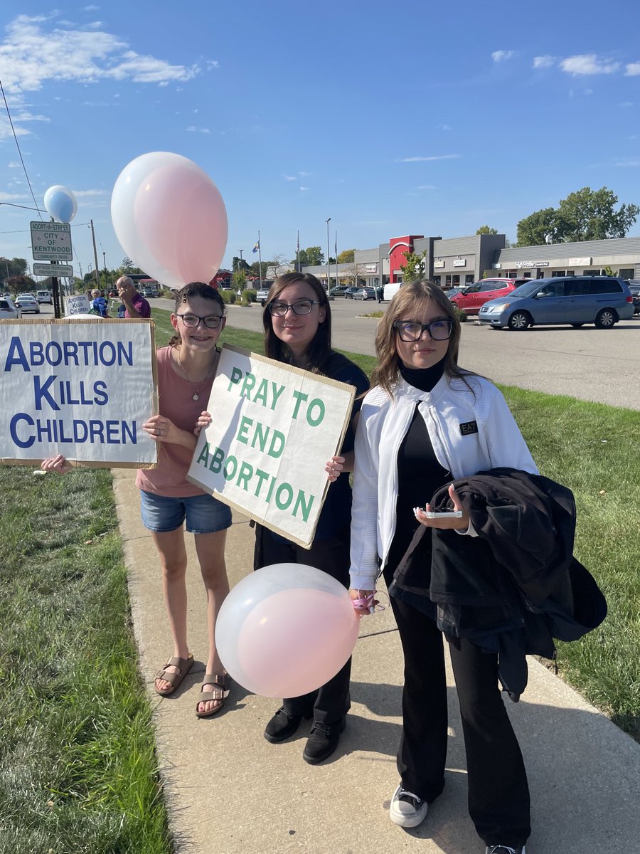 NugentGrcss's tweet image. A dedicated group of ⁦@GRWestCatholic⁩ Students for Life members attended the Life Chain today to witness to the sanctity of human life.