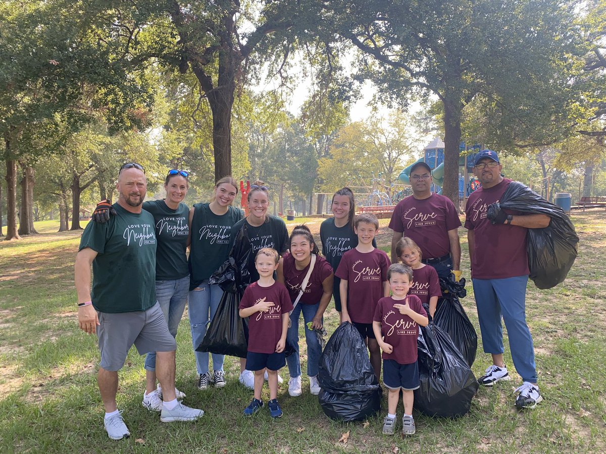 CoachCarthel's tweet photo. Great Sunday morning #ServeDay  spent with @fbcnac! We had fun cleaning up Pioneer and Festival Parks, then cooled off with some “world famous iced tea” from @HTeaoNac! Thankful for our great church family…👊✝️ https://t.co/9NkiPyuoSX