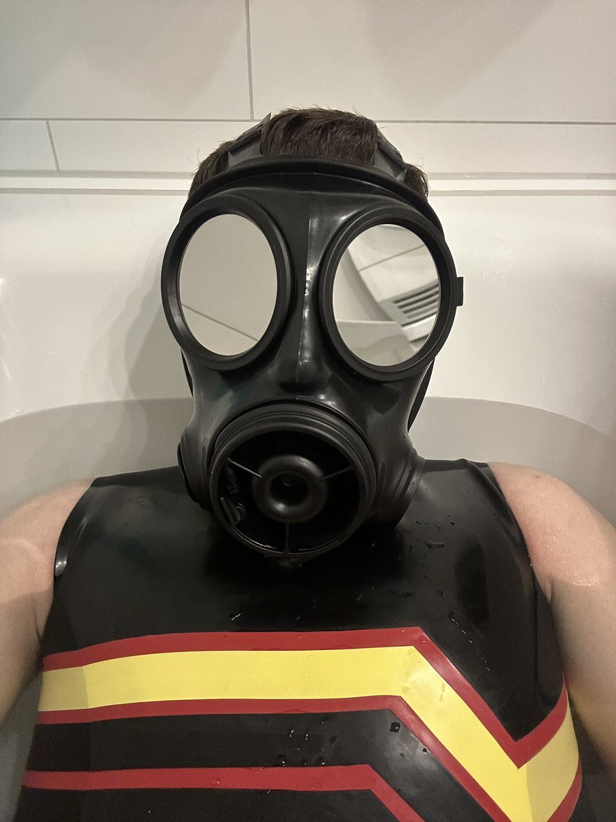 rubber23cgn's tweet photo. Rubbered Up with my new S10 😛😈💦💦😋
#rubber #rubbergay #rubberfetish #gay #gayrubber #gayfetish #gaypig #gaylatex #rubberboy #rubaddiction #gasmask #rubbermask #S10 https://t.co/Er6lJLqoxw