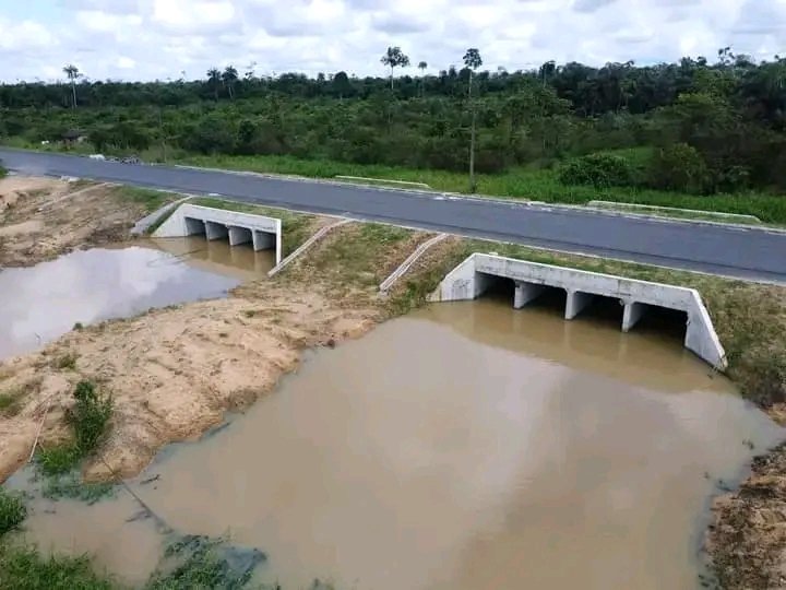 faf96442's tweet photo. AMASSOMA ROAD REHABILITATION COMPLETED

See pictures of how badly damaged sections of the road was and after the 2022 monster flood.

Thank You @govdouyediri you've done well for the rehabilitation. https://t.co/nxP1fnzY8V