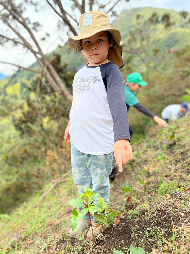 JaimeCuartas's tweet photo. Con este equipazo recorrimos hoy el corregimiento de Palmitas. Desde el @ConcejoMedellin he liderado importantes acuerdos para el cuidado del medio ambiente. 

Ya contamos con el acuerdo que restaura y conserva los ecosistemas estratégicos, contamos con el de la agricultura regenerativa y los lineamientos para la política pública de economía circular. 

Continúo con mi fiel compromiso de seguir  fortaleciendo la protección y el cuidado del medio ambiente.

#PorMedellínSomosUNO  #UnaMedellínParaLaGente 

🌻1️⃣