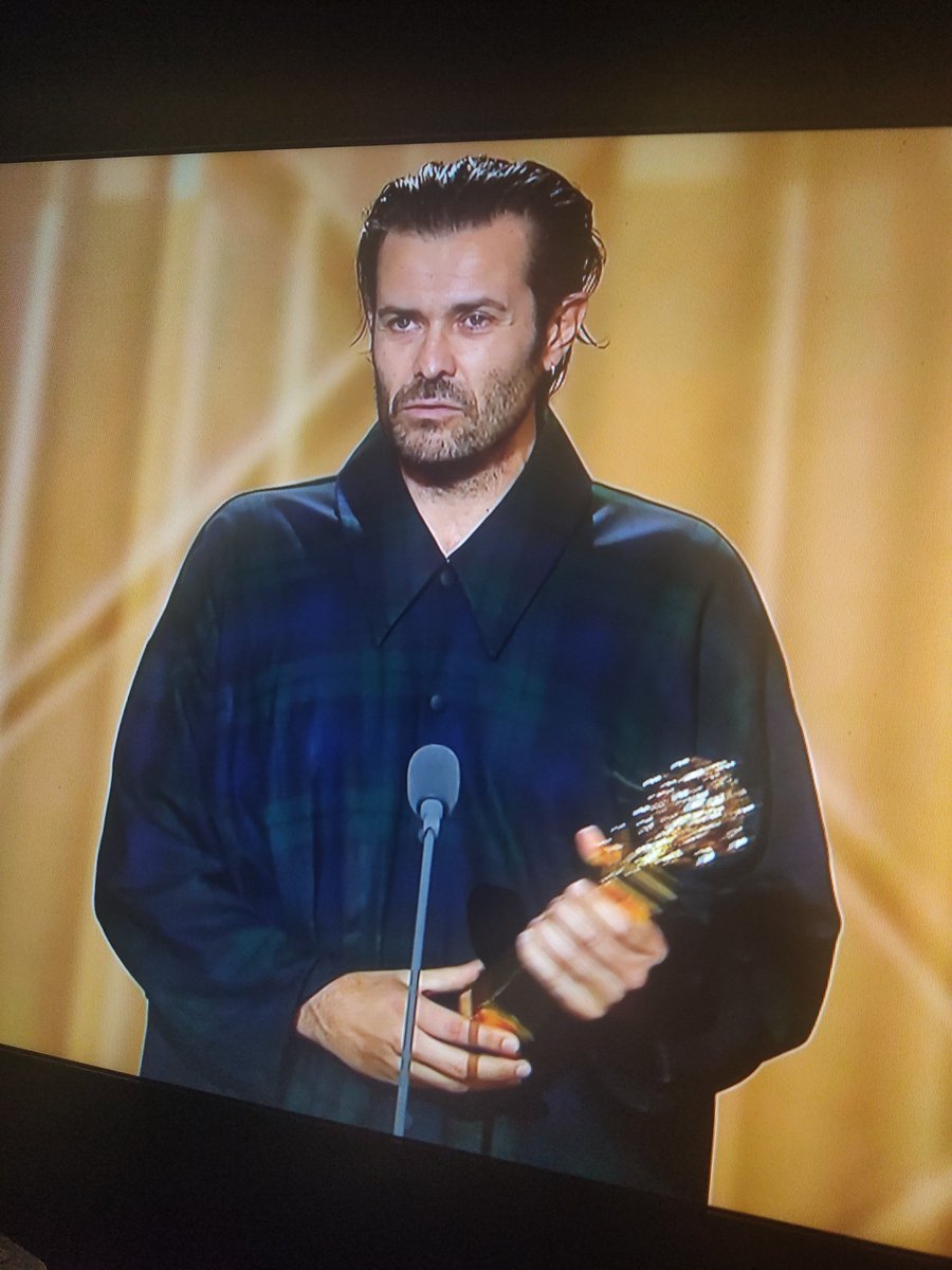 POV: Acabas de levantar da cama e vais diretamente para a gala dos Globos de Ouro #globosdeouro