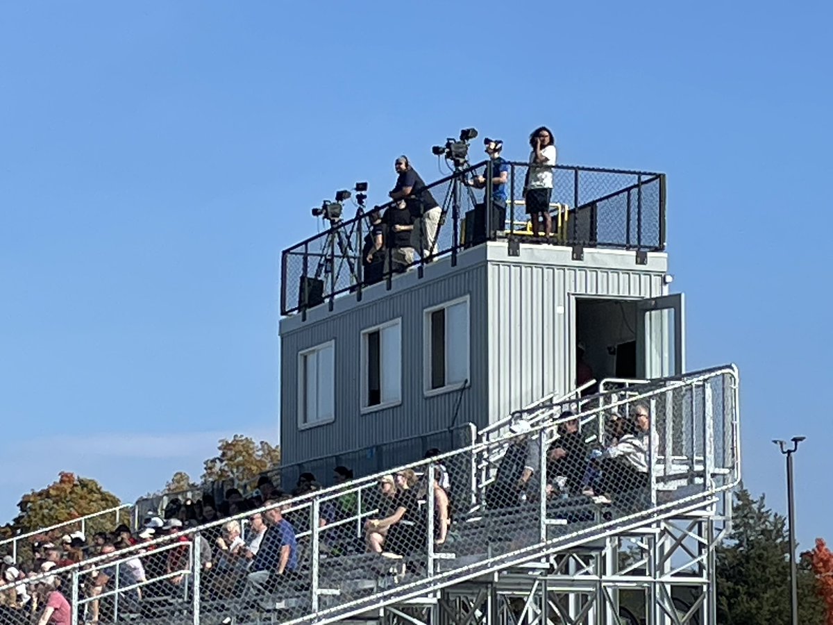 Eastside_RTV's tweet photo. Eastside Raven’s video team with Loyalist College and YourTV Cogeco produce SkyHawks football on Sunday Oct. 1st….Great work team!
⁦@eastside_ravens⁩ https://t.co/Y6noNupR3R