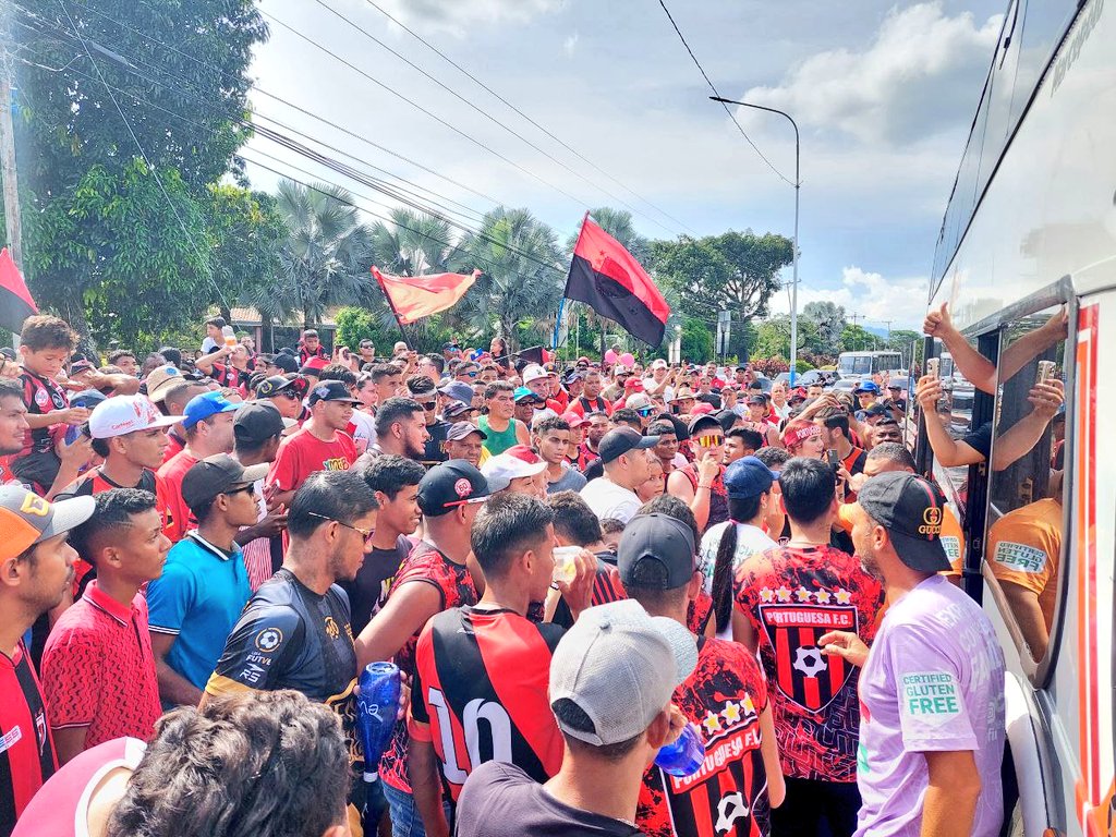 Portuguesa_FC's tweet photo. ❤️🖤 • ¡𝘼𝘾𝘼𝙍𝙄𝙂𝙐𝘼-𝘼𝙍𝘼𝙐𝙍𝙀 𝙍𝙊𝙅𝙄𝙉𝙀𝙂𝙍𝙊! 

Así nos recibe la M̲E̲J̲O̲R̲ F̲A̲N̲A̲T̲I̲C̲A̲D̲A̲ del país en nuestra llegada a casa para celebrar el regreso de nuestro equipo a la @Libertadores 🥰🙌🏻

#PortuguesaFC • #GloriaEterna https://t.co/AJjlFf56q7