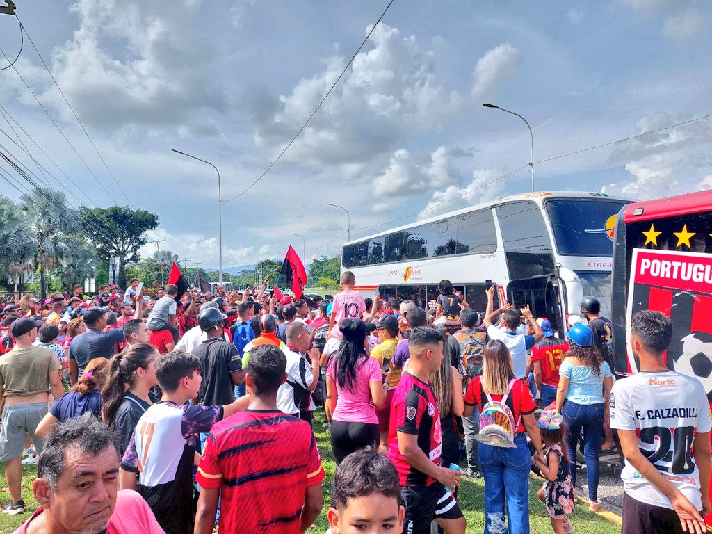 Portuguesa_FC's tweet photo. ❤️🖤 • ¡𝘼𝘾𝘼𝙍𝙄𝙂𝙐𝘼-𝘼𝙍𝘼𝙐𝙍𝙀 𝙍𝙊𝙅𝙄𝙉𝙀𝙂𝙍𝙊! 

Así nos recibe la M̲E̲J̲O̲R̲ F̲A̲N̲A̲T̲I̲C̲A̲D̲A̲ del país en nuestra llegada a casa para celebrar el regreso de nuestro equipo a la @Libertadores 🥰🙌🏻

#PortuguesaFC • #GloriaEterna https://t.co/AJjlFf56q7