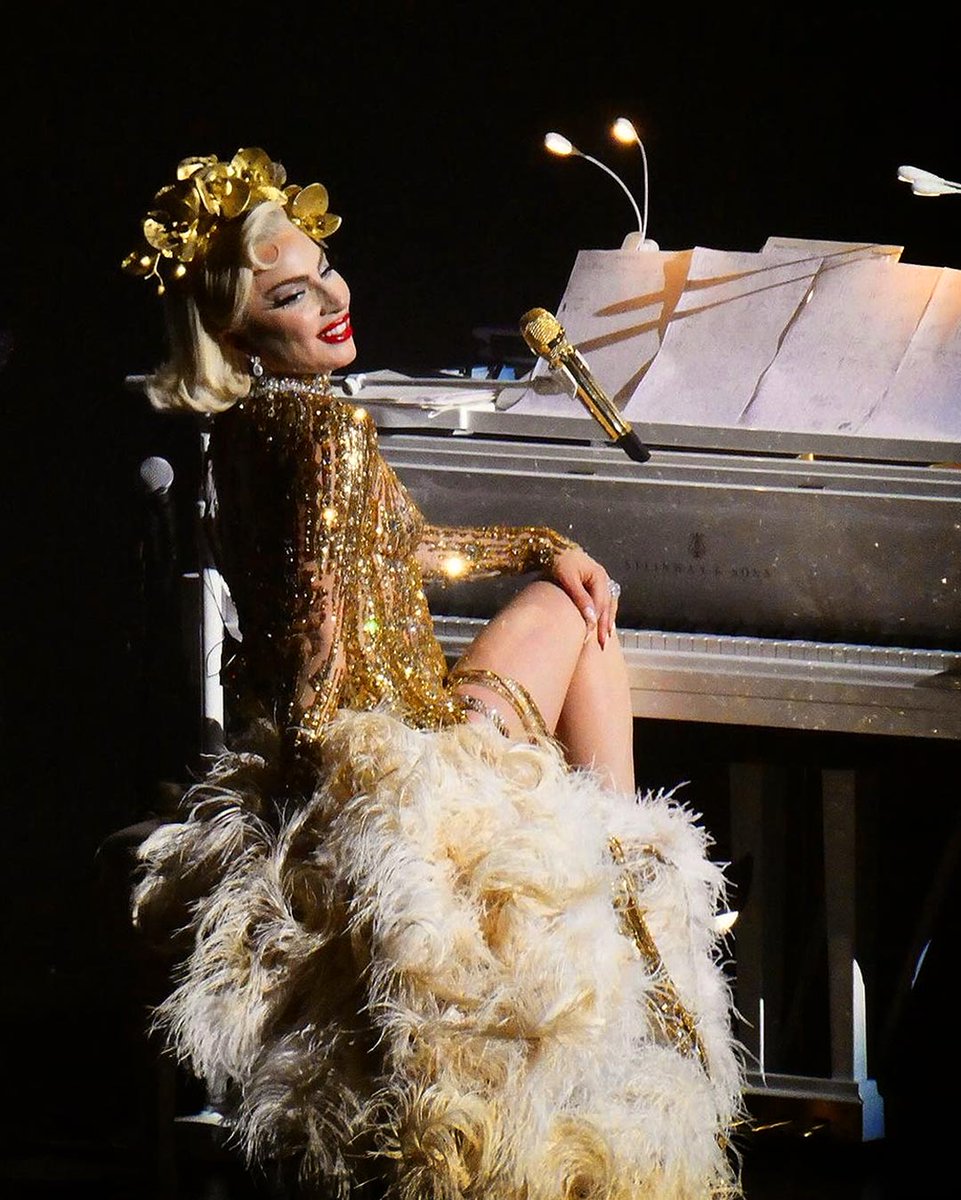 gagadaily's tweet photo. Lady Gaga stuns in gold in Las Vegas ✨ https://t.co/ocz8D66b4y