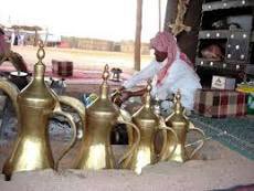 #اليوم_العالمي_للقهوه

يا بجاد شب النار وادن الدلالي
وإحمس لنا يا بجاد ما يقعد الراس
ودقّه بنجر يا ظريف ..العيالي
يجذب لنا ربع على أكوار جلاّس
وزلّه إلى منّه رقد كل سالي
وخلّه يفوح وقنن الهيل بقياس
وصبه ومدّه يا كريم السبالي
يبعد همومي يوم أشمّه بالأنفاس