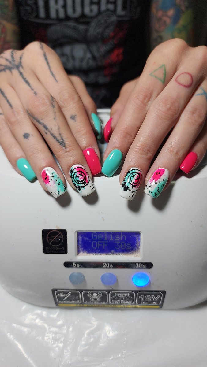 ly_ziser's tweet photo. Can't believe I'm about to see @blink182 in Amsterdam next week 🥹🥹

There forrrrrr, check out my epic nails I got for the special occasion 🤗🤗🤗

#blink182 #nailart #itsnotaphasemom https://t.co/gzropHY4yA
