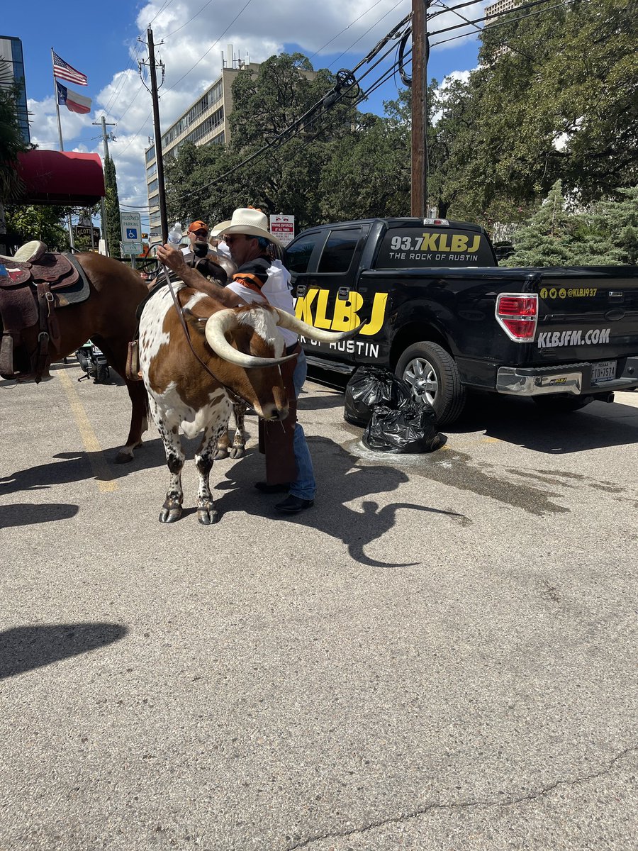 JohnnyRudeATX's tweet photo. You never know who will show up at a @KLBJ937 tailgate! Hook em! https://t.co/8QKLdQBMFK