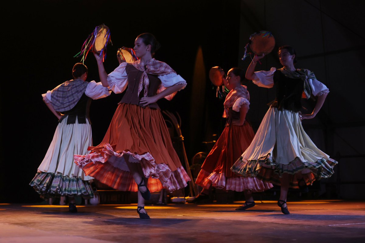 Acomiadem la #FmMolins 👋🏻

Agrair a totes les entitats de la vila, voluntaris/es i persones que han fet possible aquests dies de festa; i a tots/es els que us heu sumat al rebuig dels actes vandàlics, i que treballeu perquè tinguem una festa sense violència. 

Visca la vila!