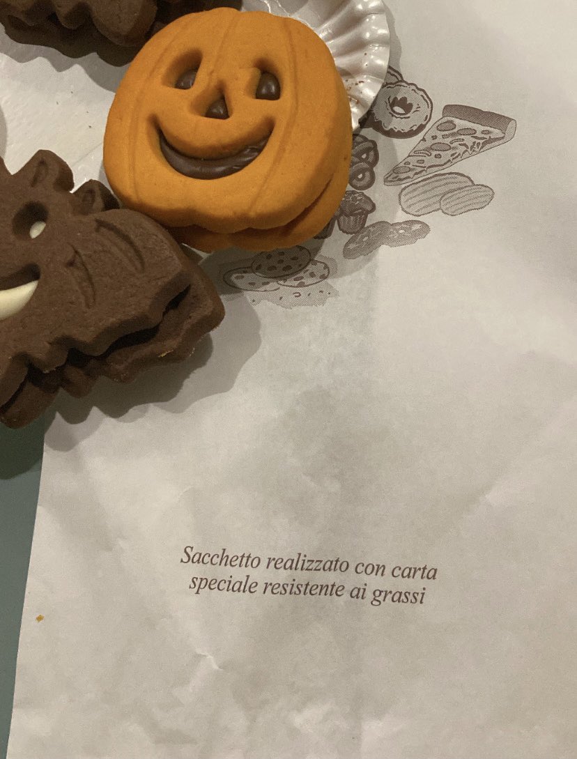 La_Catuzzi's tweet image. Perché i grassi ovviamente si mangiavano pure il sacchetto. Ste fogne!