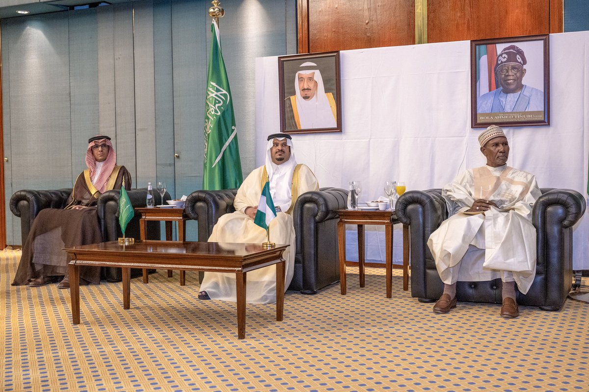 mohammedal_saud's tweet photo. شرّف صاحب السمو الملكي الأمير
#محمد_بن_عبدالرحمن_بن_عبدالعزيز
#نائب_أمير_منطقة_الرياض اليوم حفل
سفارة جمهورية #نيجيريا الاتحادية لدى
المملكة بمناسبة اليوم الوطني لبلادها
وذلك بقصر الثقافة في حي السفارات
بـ #الرياض وكان في استقبال سموه لدى
وصوله مقر الحفل سفير جمهورية نيجيريا
الاتحادية لدى #المملكة يحيى لاوال
وعدد من المسؤولين بالسفارة