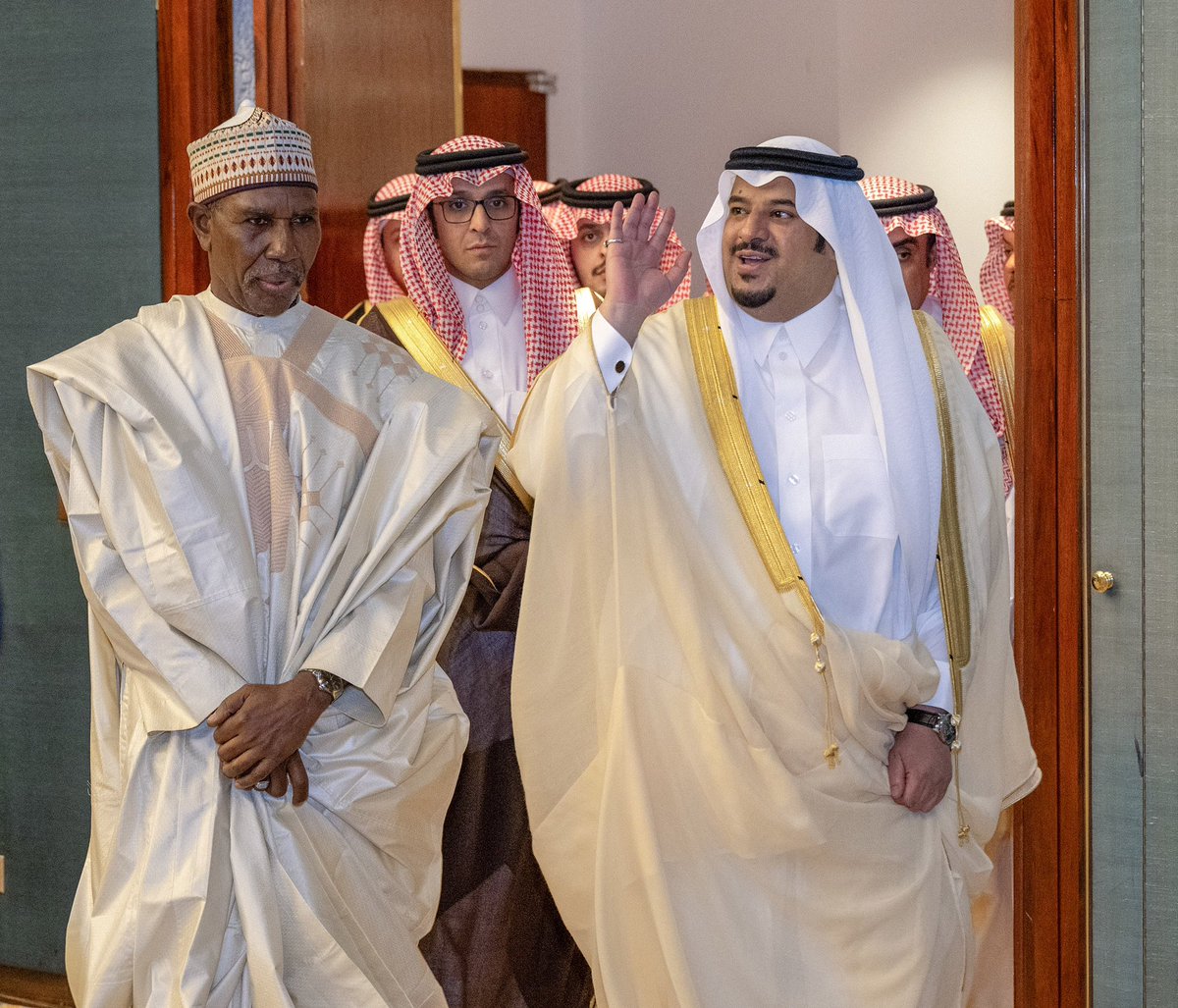 mohammedal_saud's tweet photo. شرّف صاحب السمو الملكي الأمير
#محمد_بن_عبدالرحمن_بن_عبدالعزيز
#نائب_أمير_منطقة_الرياض اليوم حفل
سفارة جمهورية #نيجيريا الاتحادية لدى
المملكة بمناسبة اليوم الوطني لبلادها
وذلك بقصر الثقافة في حي السفارات
بـ #الرياض وكان في استقبال سموه لدى
وصوله مقر الحفل سفير جمهورية نيجيريا
الاتحادية لدى #المملكة يحيى لاوال
وعدد من المسؤولين بالسفارة