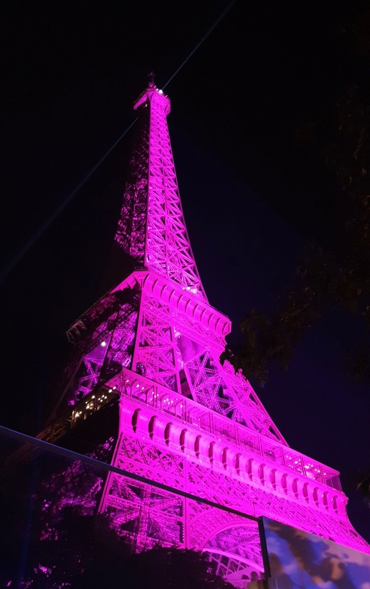 🎀🇫🇷 FLASH - La Tour Eiffel s’illumine en rose pour #OctobreRose, le mois de sensibilisation au dépistage du cancer du sein.