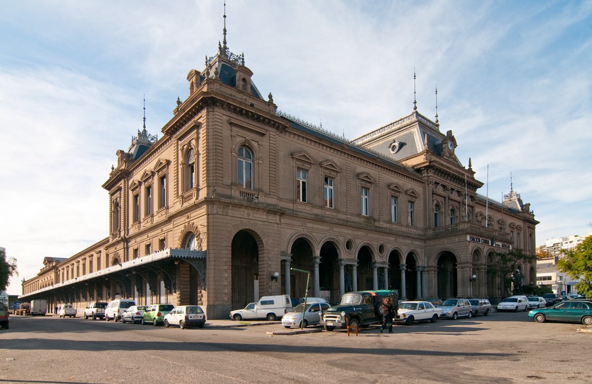 gold_and_ashes's tweet photo. me parece un delirio ABSOLUTO que tengamos la maravilla que es la estación central totalmente abandonada https://t.co/ycGfc9Jzig