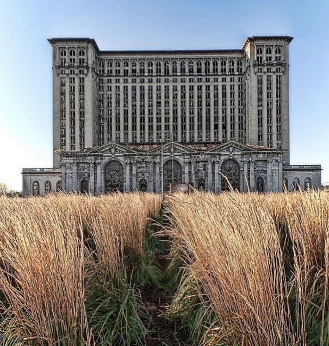 historyinmemes's tweet photo. Abandoned Detroit Train Station

Michigan Central Station began operating as Detroit's main passenger depot in 1913 after the older Michigan Central Station burned on December 26, 1913. The growing trend toward increased automobile use was not a large concern in 1912, as is evident in the design of the building. Most passengers would arrive at and leave from Michigan Central Station by interurban service or streetcar, due to the station's distance from downtown Detroit.

Formally dedicated on January 4, 1914, the station remained open for business until the cessation of Amtrak service on January 6, 1988. It has been abandoned since.

At the beginning of World War I, the peak of rail travel in the United States, more than 200 trains left the station each day, and lines would stretch from the boarding gates to the main entrance.

In the 1940s, more than 4,000 passengers a day used the station, and more than 3,000 people worked in its office tower. Notable passengers included Charlie Chaplin, Thomas Edison, and Presidents Truman, Roosevelt, and Hoover.

The station building consists of a train depot and an office tower with thirteen stories, two mezzanine levels, and a roof height of 230 feet. The architecture was designed by architects who had previously worked together on Grand Central Terminal in New York, and it was the tallest rail station in the world at the time of its construction.

In May 2018, Ford Motor Company purchased the building for a planned redevelopment into a mixed-use facility and cornerstone of the company's new Corktown campus.