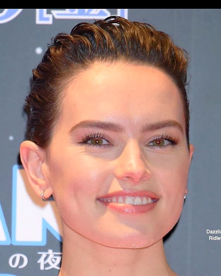 manditheempress's tweet image. I would die for Daisy Ridley 💌 #daisyridley #beautiful #tros #starwars #premiere