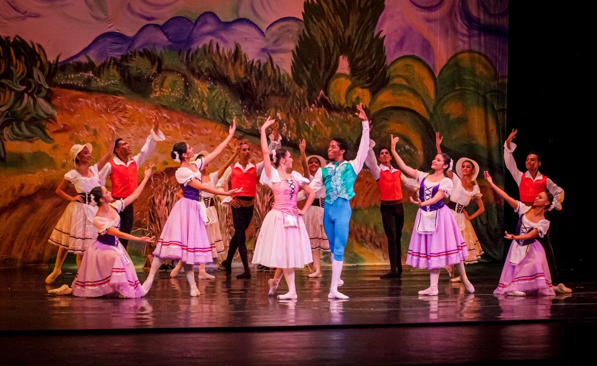 culturasv's tweet photo. Nuestro Ballet Nacional de El Salvador, la compañía más joven del país, hoy cumple 4️⃣ años como un espacio de desarrollo para jóvenes que han decidido dedicar su vida a la danza, entregando su talento al pueblo salvadoreño.🩰🇸🇻👏 https://t.co/7AK6HN4hwm