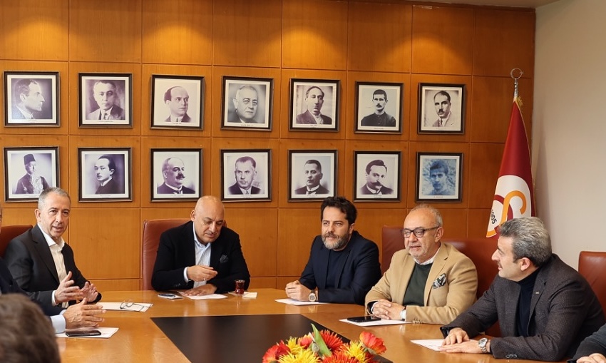 Ahmet Çakar, geçtiğimiz sezon MHK'de yer alan bir üyeyle yemek yemiş.

Büyükekşi, Fenerbahçe kazandığında MHK üyelerine hakemleri eleştiriyormuş, GS kazandığı zaman ise "hakemler ne güzel maç yönetti" diyormuş.

MHK üyelerine mobbing yaptığın doğru mu Büyükekşi? <a href="/TFF_Org/">TFF</a>