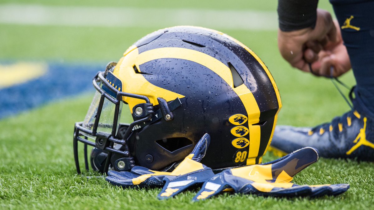 DeshawnWarner15's tweet photo. After a great conversation with @CoachD_Roney @SpiceBoy408 @CaliBloodLine81 I am blessed to receive my 19th D1 offer from @UMichAthletics ! 

@DEdgeFootball @AZcoachHenri @papirican21 @vollon_golden https://t.co/7FxlRkkOHC