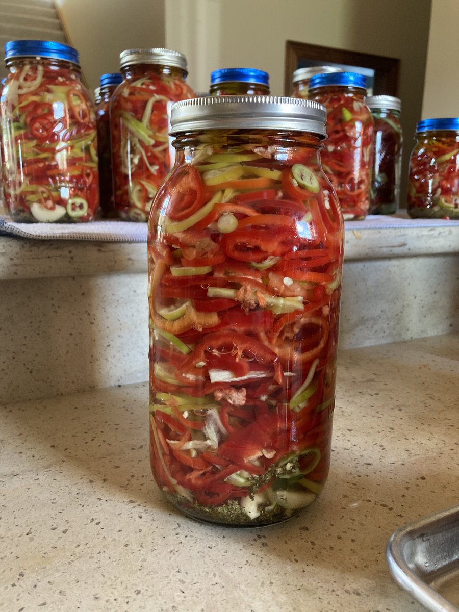 10PointFarms's tweet image. #PepperDay lots of #HungarianHots being canned 🔥🔥🌶️🌶️