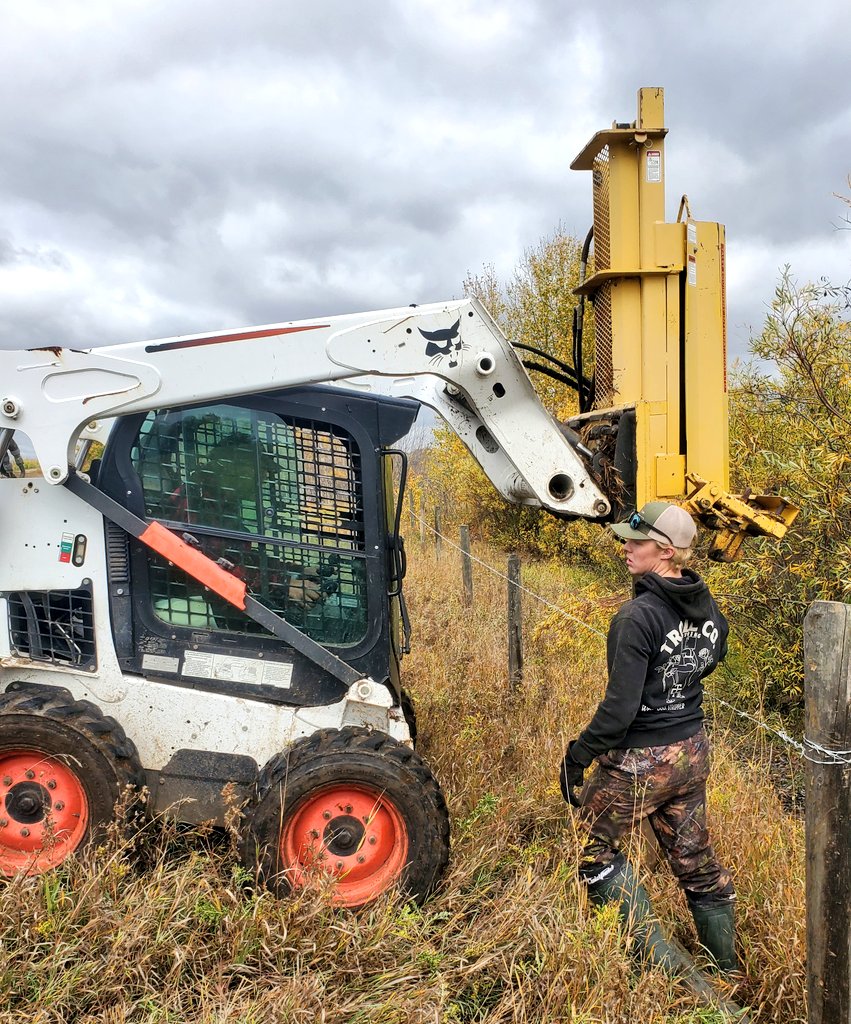 herefordcows's tweet photo. When the sloughs are completely dry & the fence that originally ran through them no longer exists. Time to build new & around them. #poundingposts #fixingfence #sundayfunday #fencing #ranchchores https://t.co/u6WcIOHkFo