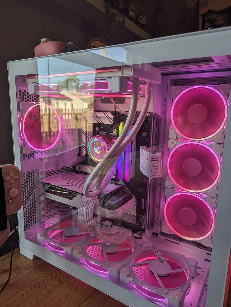 sunkissedtris's tweet image. I'm in love 🩷 #pcbuild #pinkpc