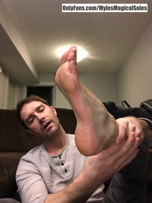 How much do you wanna run that tongue of yours up my soft, plump, juicy sole? 🤤 https://t.co/1QZspjM